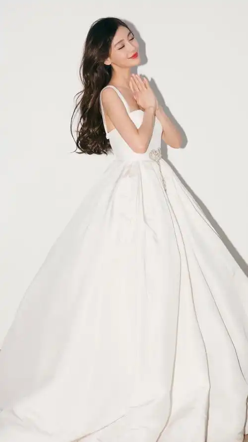 杨颖精美壁纸,一袭白色礼服,魅力无限|杨颖_新浪新闻