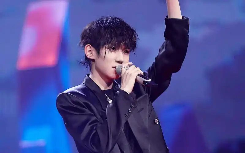 王源黑色酷帅写真桌面壁纸