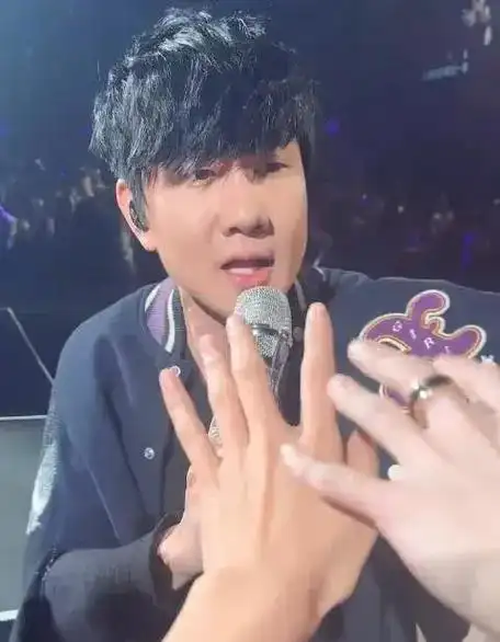 林俊杰被粉丝上手摸2万私服也惨被墨水污染其反应却引发争议