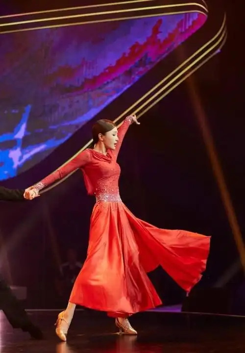 秦岚《新舞林大会》惨遭淘汰,但是这高腰开叉大红裙也太美了