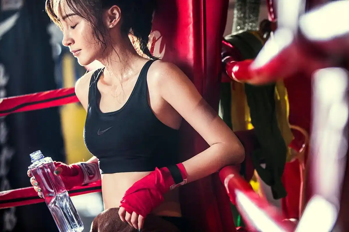 长期进行体育锻炼的人,对生活积极乐观,改善身材,改善人生