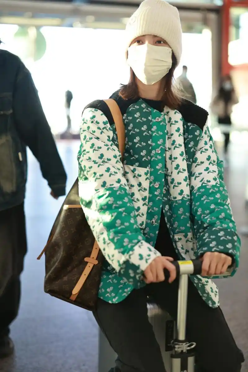 金晨驾骑豪华"行李箱"现身北京首都机场,前往嘉兴参加gq盛典.