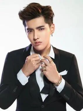 中 文 名:吴亦凡英 文 名:kris曾 用 名:白菜小哥,煎蛋哥,凡凡,小爷民