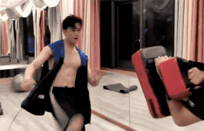 吴磊半裸出镜炸上热搜,公狗腰亮了