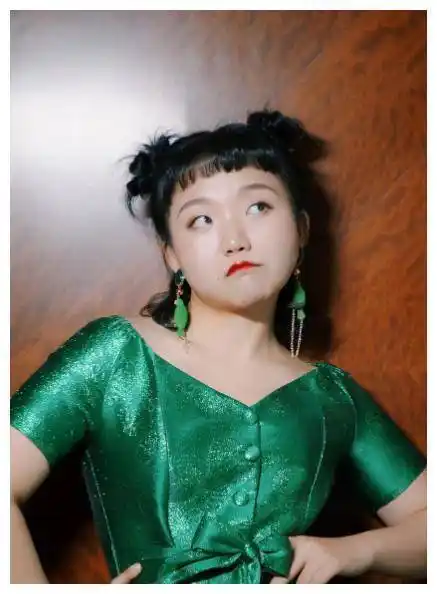 她是个胖女人,体重比要求的女明星高很多.