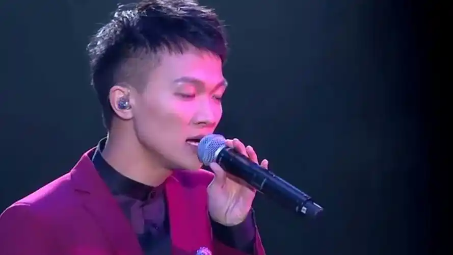 周深一首《贝加尔湖畔》好听到哭,全场沉醉了,实力上演开口跪!