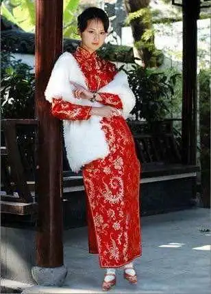 这些演员在影视剧作品中穿上特制的类似三寸金莲的鞋子,尚且走起路来