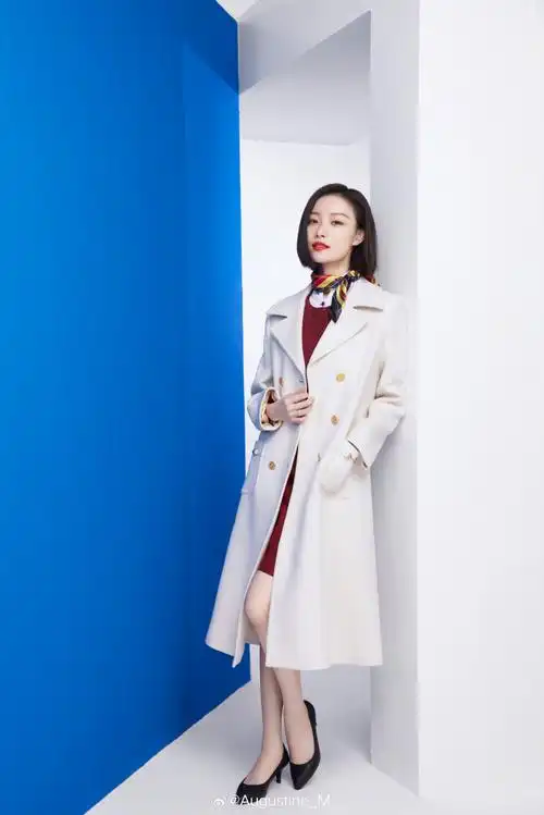 倪妮    2021年春晚以gucci白色双排扣大衣搭配利落短发登场,让人眼前