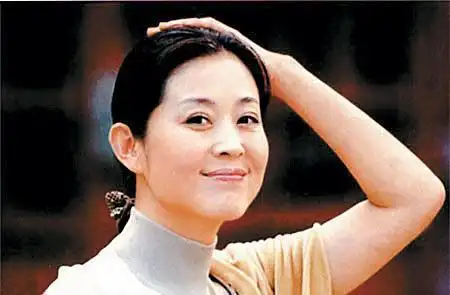 他的妻子叫做倪炜,也是娱乐圈的,不过她并不是演员,但却是一位知名的