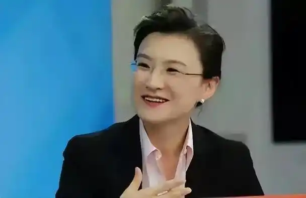 很多观众都记得央视有一位戴眼镜女记者董倩,她采访起来,犀利直接深入