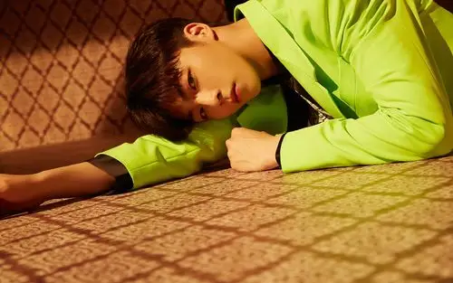 陈立农帅气前卫写真桌面壁纸