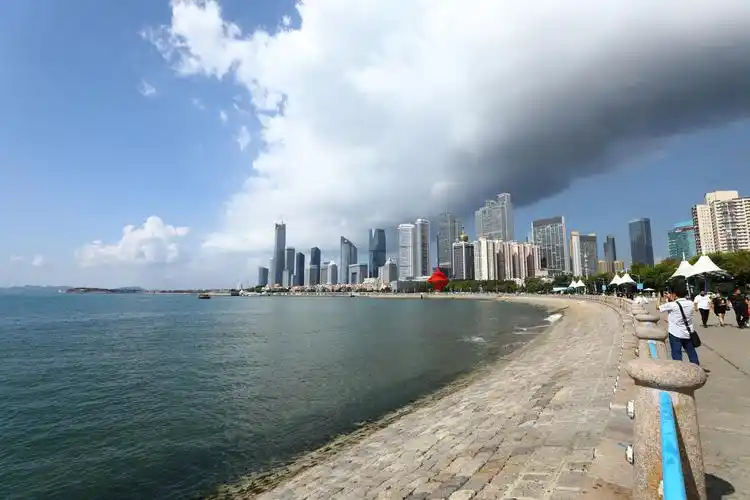 五四广场,青岛市政府前面的海边.