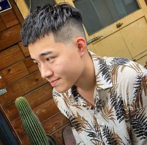 先把两边的头发修剪干净,然后把头顶的头发剪短打薄,再剪碎一点,这样