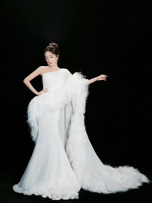 尖叫之夜红毯##尖叫之夜红毯造型##杨幂纯白天使造型