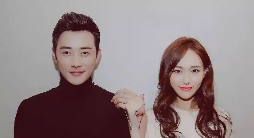 从演员到母亲的转变,唐嫣自称是猫妈.不知道罗晋是猫爸还是虎爸呢?