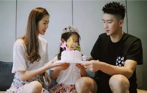 原创孙悦约会长腿美女疑出轨家有一米八绝佳身材美娇妻陈露还不满足