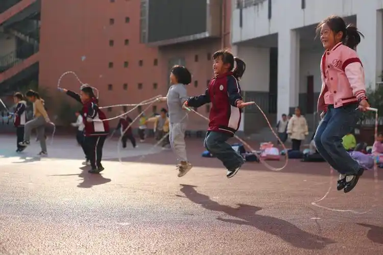 黔西市第一小学狮山校区,学生正在上体育课