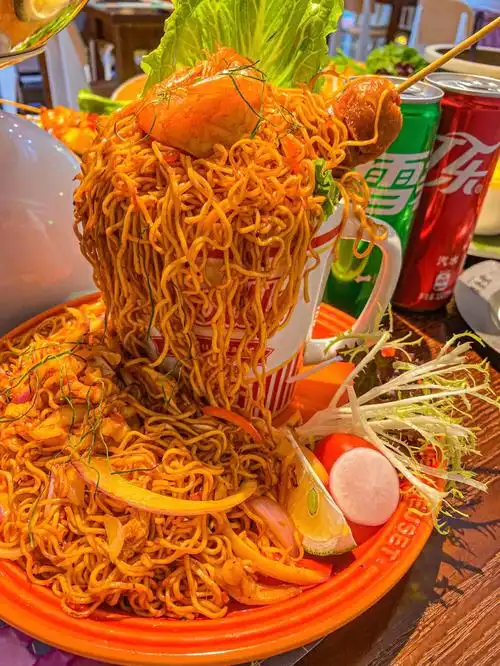 泰式火山杯面这个杯面必冲呀姐妹们 份量真的很足里面有各种海鲜 鱿鱼