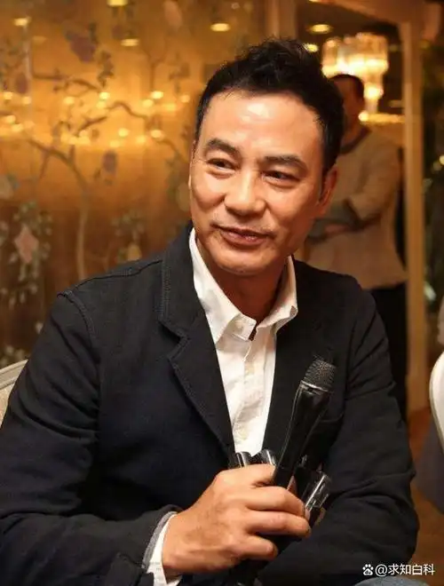 回顾任达华:出道44年无绯闻,为妻女买26套房,老了想回山东养老