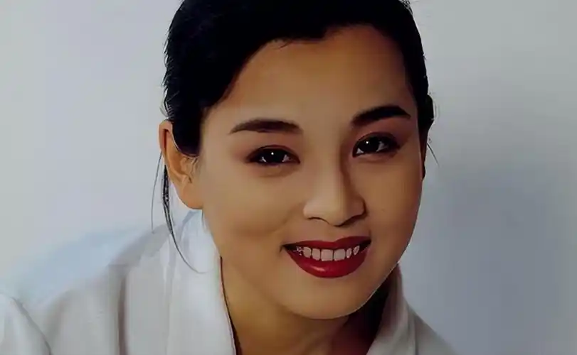 演员赵明明:嫁给英宁,离婚那天抱着女儿大哭,如今54岁依旧单身_腾讯