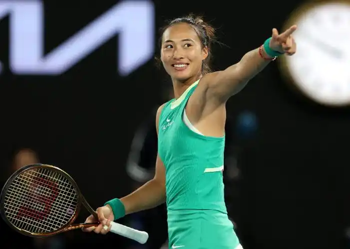 郑钦文首进澳网决赛多强:狂创8项纪录比肩李娜 成中国00后首人