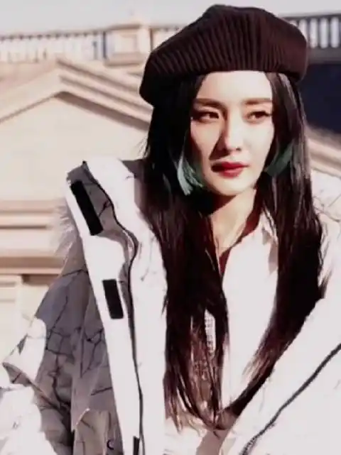 不愧是大幂幂,各种造型都能驾驭[爱你]#杨幂绿色挑染公主切造型##杨幂