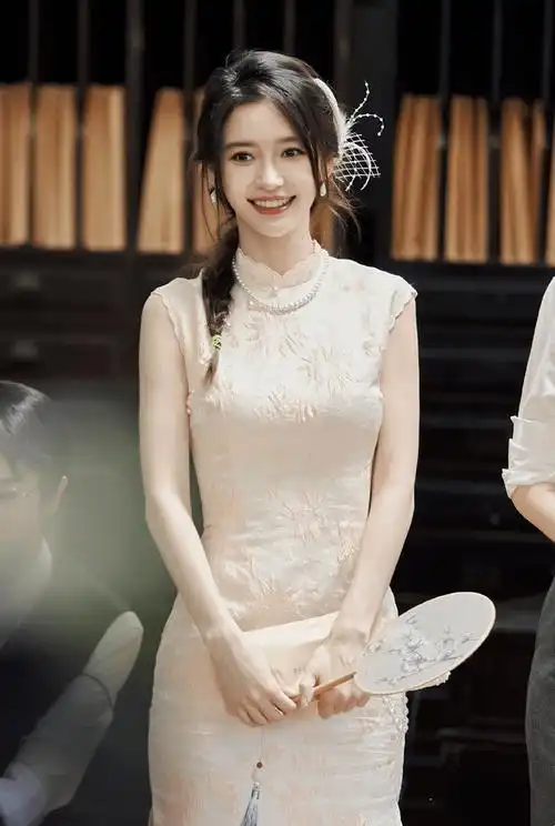 angelababy也太适合穿旗袍了,时尚旗袍配珍珠项链,高贵优雅_身材_效果