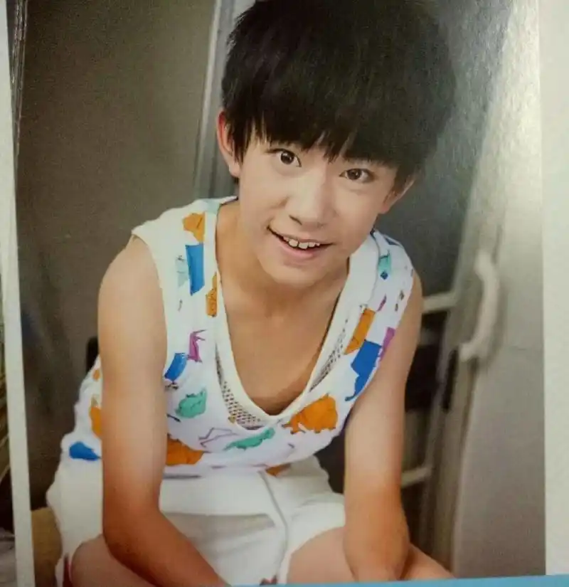 原创易烊千玺背心成长史,从肉嘟嘟呆萌蜕变到荷尔蒙爆棚,太撩人!