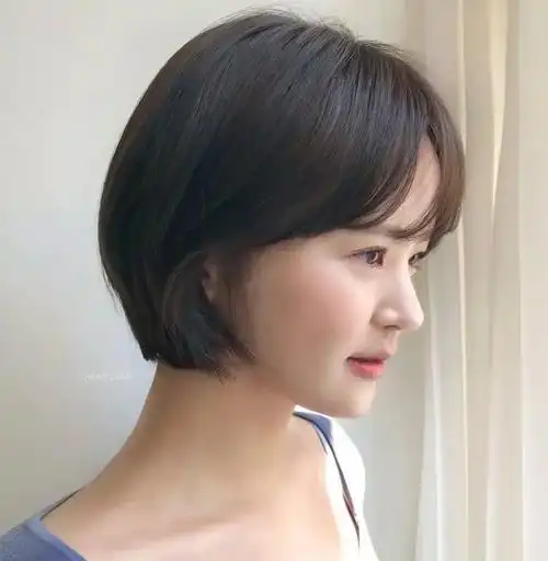 关注发型图片库,每资量享好发型简略又时髦的挂耳短发,清爽利落又都雅