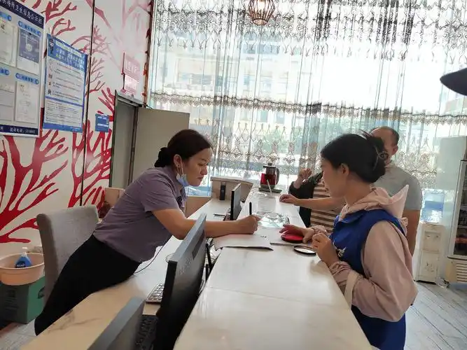 茂名滨海新区电城镇开展娱乐场所禁毒清查行动