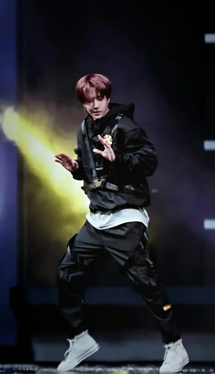 王一博#王一博真是宝藏男孩,比如连震吹灰舞百看不厌,舞姿超帅蹲鼢