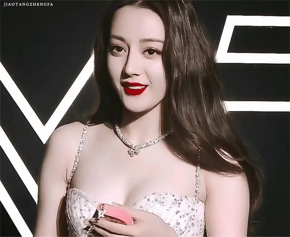 迪丽热巴icon2019星光大赏活动[送心]"翩若惊鸿,婉若游龙"[爱慕]