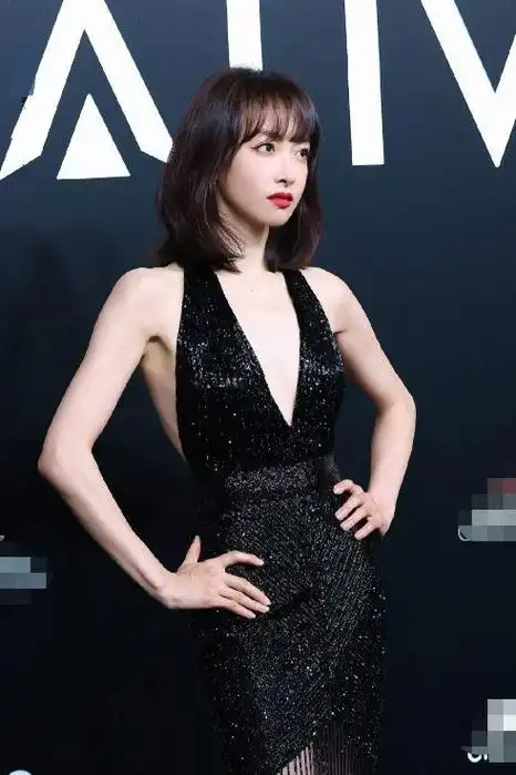 宋茜穿黑色吊带裙亮相活动身材迷人年轻美丽