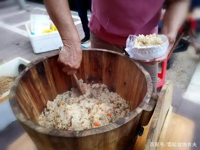 早上来一碗木桶糯米饭