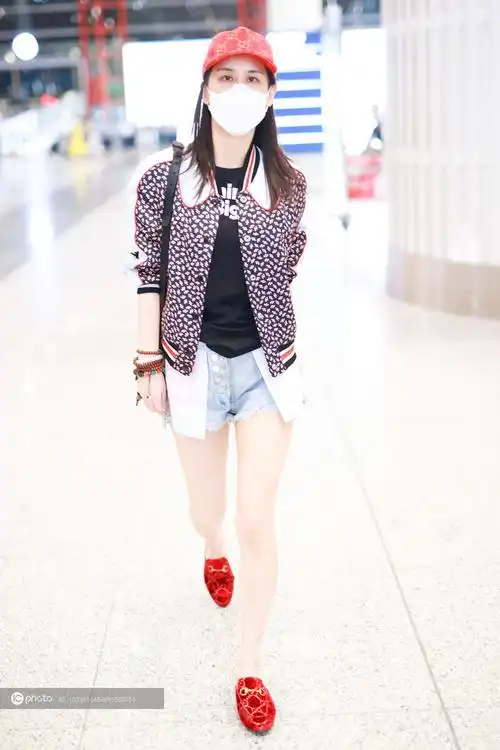 街拍黄圣依印花夹克外套牛仔短裤丝绒乐福鞋棒球帽亮眼时尚