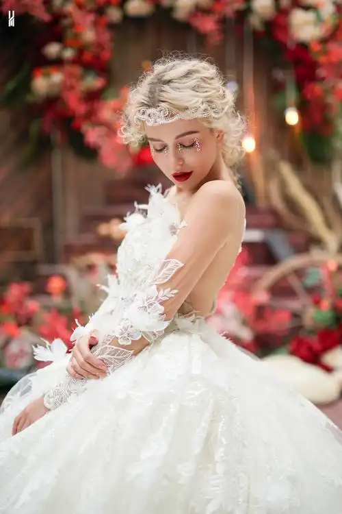 俄罗斯女孩的婚纱秀