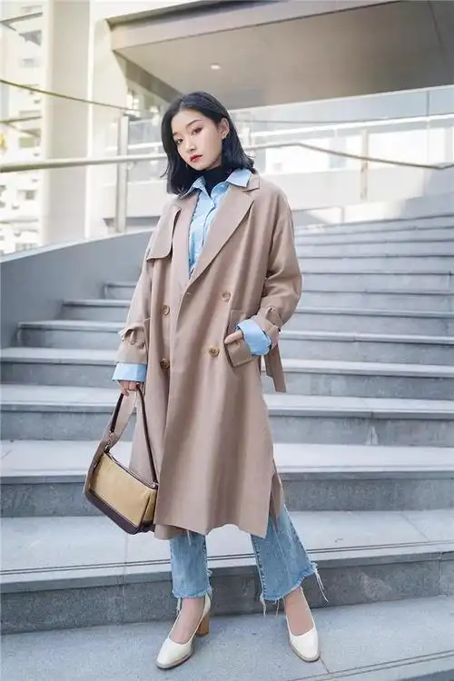 女生不管高矮,秋天穿长款风衣时,搭配这3种鞋子,显高又很时髦