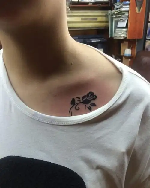 黑玫瑰纹身图片_胸部纹身图案