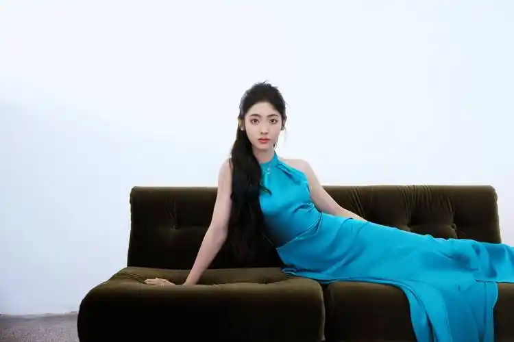 邢菲蓝色连衣裙露背性感写真_身材_柳岩_衣服