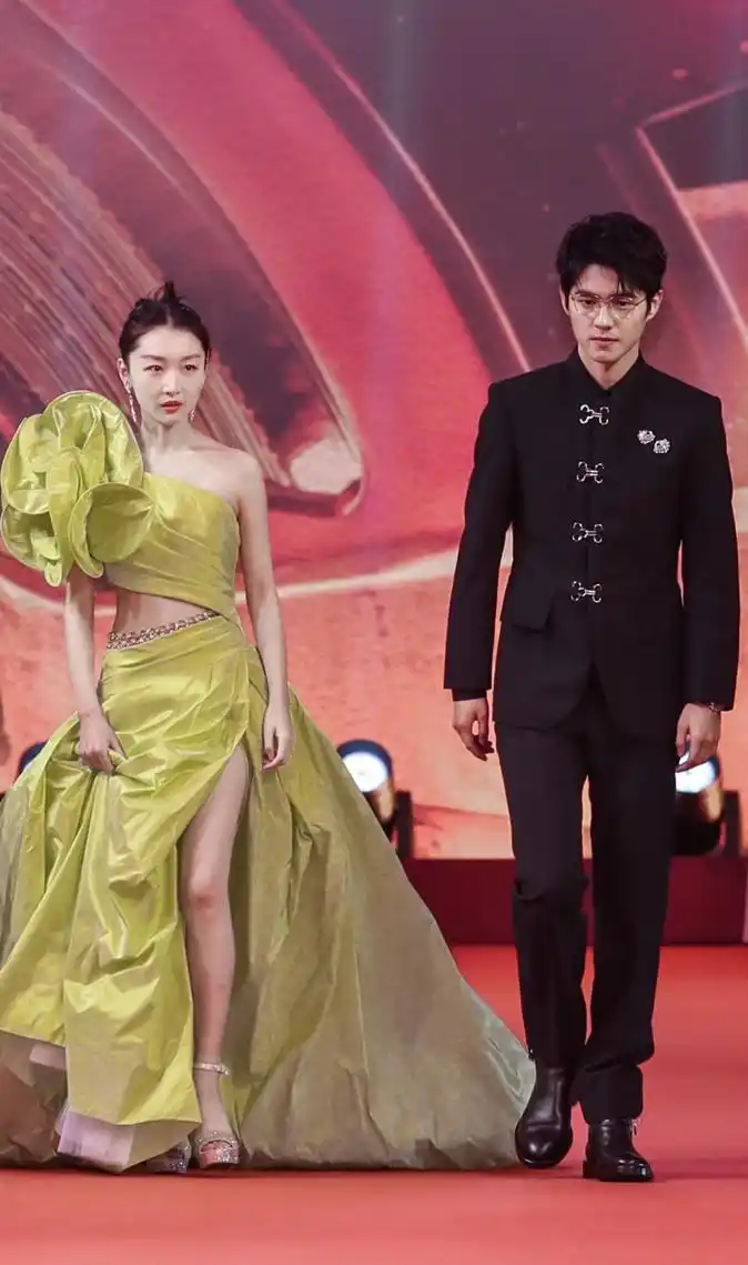 刘昊然周冬雨公开同框了?这对情侣却不被外界看好!