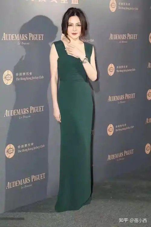 关之琳真是中年尤物穿浴袍式连衣裙魅力无限又闪又亮太抢眼了