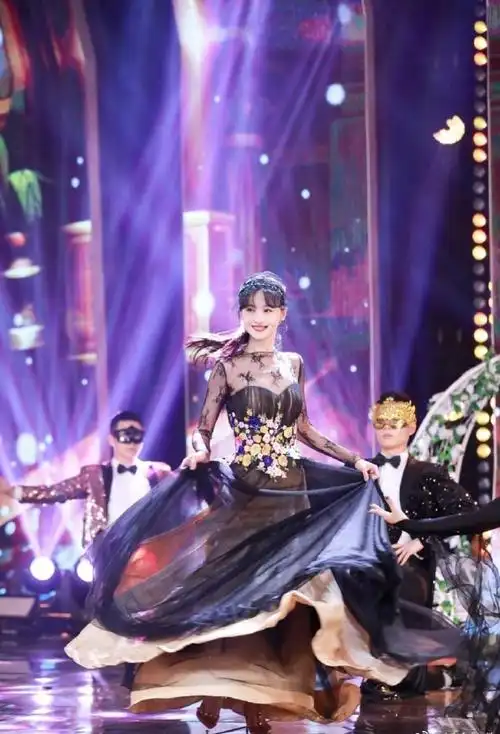 郑爽穿晚礼服跳舞