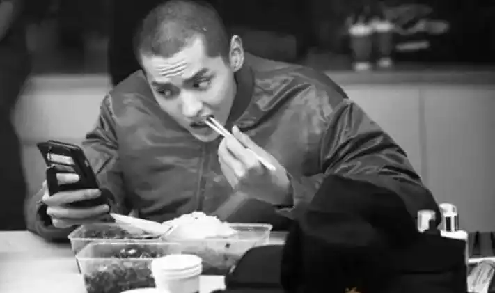 网友曝吴亦凡监狱生活面部浮肿认不出当上班长后仍坚持写歌