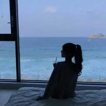 蓝色系一个人看海的背影头像图片