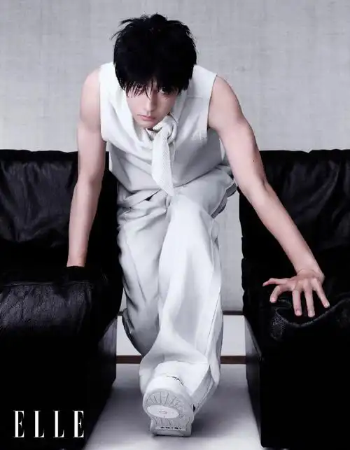 王一博 锁骨  镂空  谁懂啊!