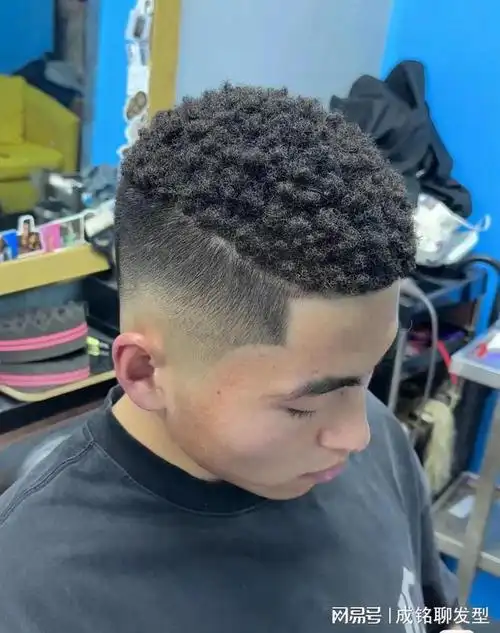 尤其是头顶头发稀少的男生,最适合这种小卷的发