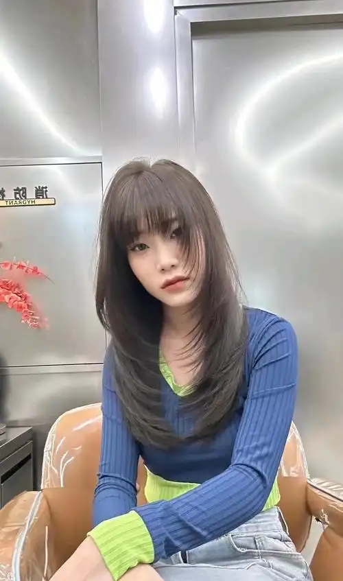 额头窄颧骨高适合的发型