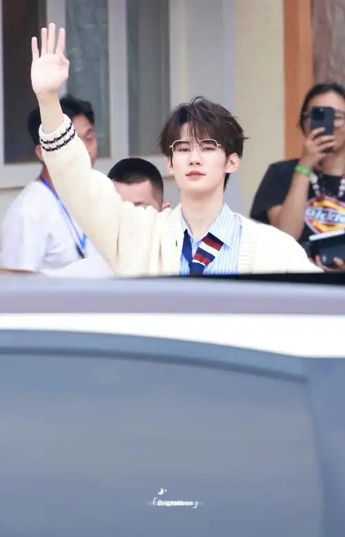 张真源戴眼镜好禁欲系0505    #今日星拍放送#丨#张真源奔跑吧