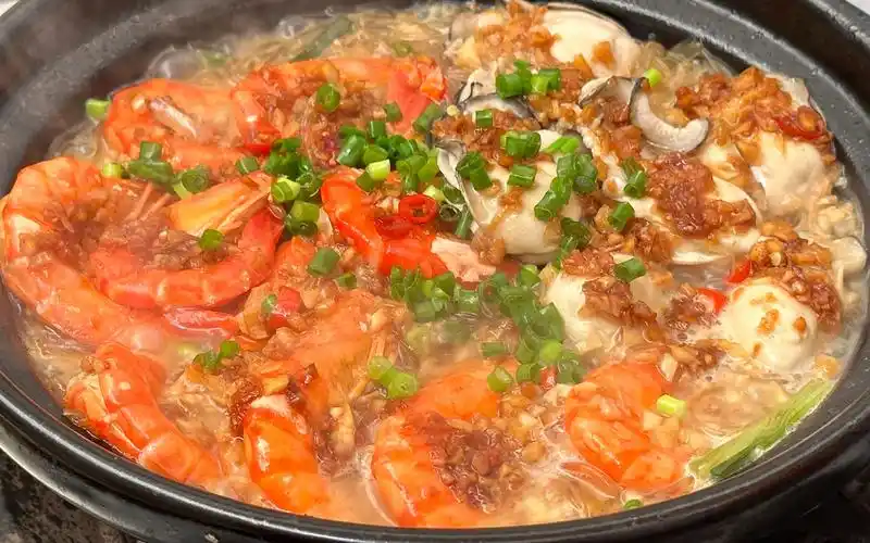 蒜蓉海鲜粉丝煲,蒜蓉和海鲜实在太搭了,老婆吃了还想吃