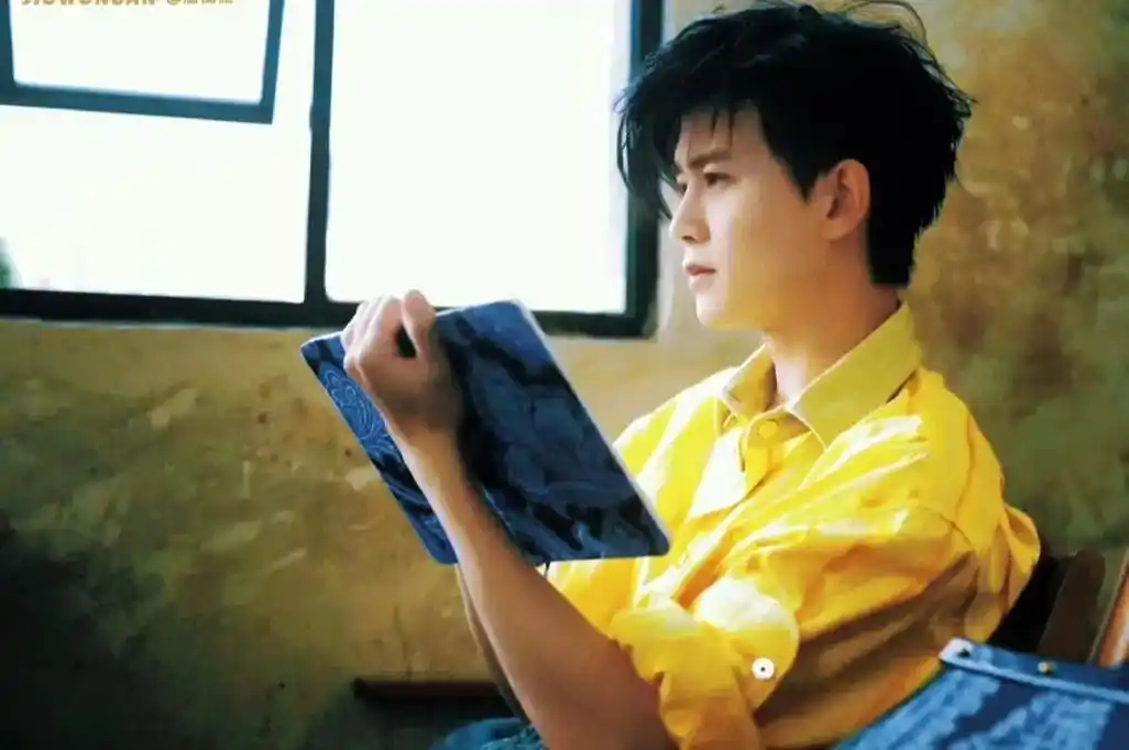 任嘉伦allen 来一组帅气的照片,治愈系笑容男生,星河璀 - 抖音